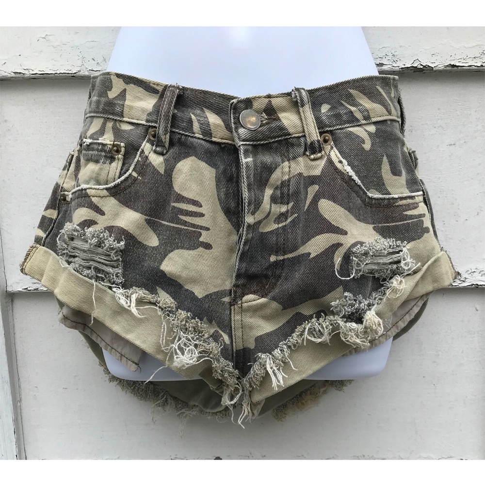 Shorts. Camouflage. Military green. Size S.